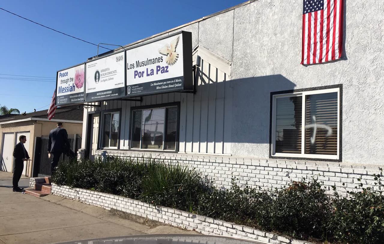 Profanan con pintura dos mezquitas en California