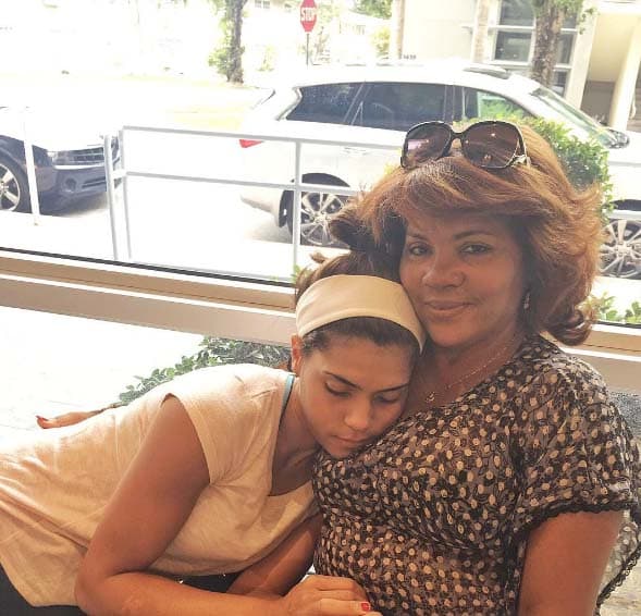 Francisca Lachapel: "Nada mejor que en los brazos de mamá!! Así va mi sábado con mamitis aguda".