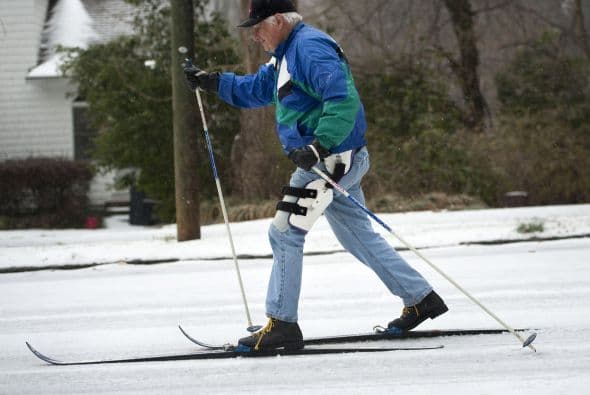 Con los esquíes bien puestos para no caerse y poder hacer las compreas del día sin mayores dificultades.