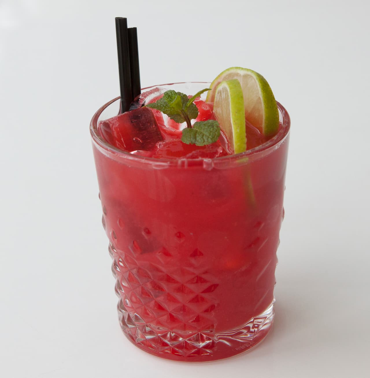 Reina Charlotte: Usa dos onzas de vino tinto, un toque de granadina y rellena un vaso con soda de sabor lima-limón (o toronja) y sirve con hielos. Regalado ¿cierto?