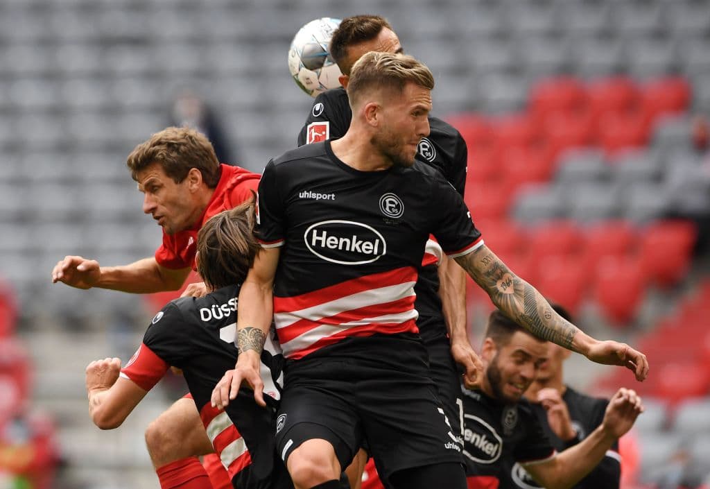 Thomas Muller se levanta enmedio de la multitud, pero su remate sale demasiado desviado.