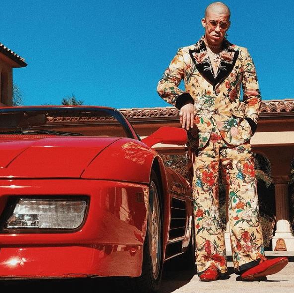 El intérprete de 'Callaíta' gusta de usar piezas de diseñador, como este traje Gucci de poco más de 4,000 dólares, que usó para su video 'Chambea'.