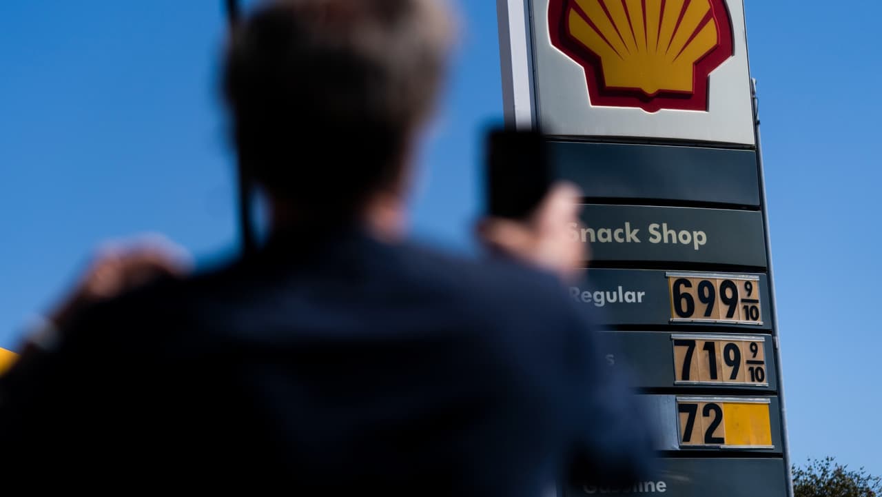 "Corté mi internet y algunos gastos para poder subsistir": así es como los residentes enfrentan el alza en la gasolina