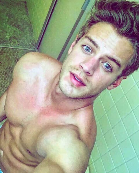 Le gusta consentir a sus seguidoras en las redes sociales con fotos donde aparece sin camisa.