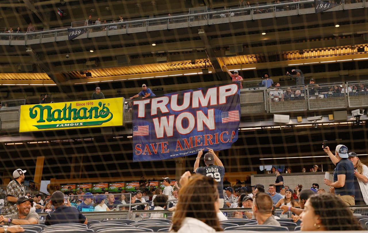 Hombres cuelgan bandera de "Trump ganó" en el estadio de los Yankees y son expulsados