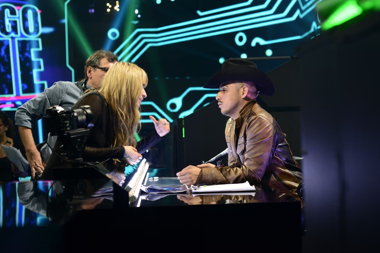 Cuando no están frente a la cámara, los famosos hacen de todo, lo malo es que no se dan cuenta que nuestra cámara indiscreta anda alerta y los está viendo. Así fue como captamos a jueces y capitanes en el detrás de cámaras.