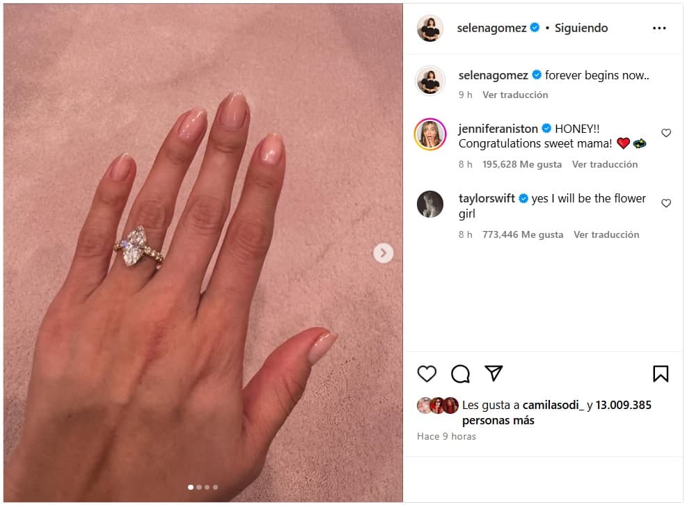 Celebridades felicitan a Selena Gómez por su compromiso.