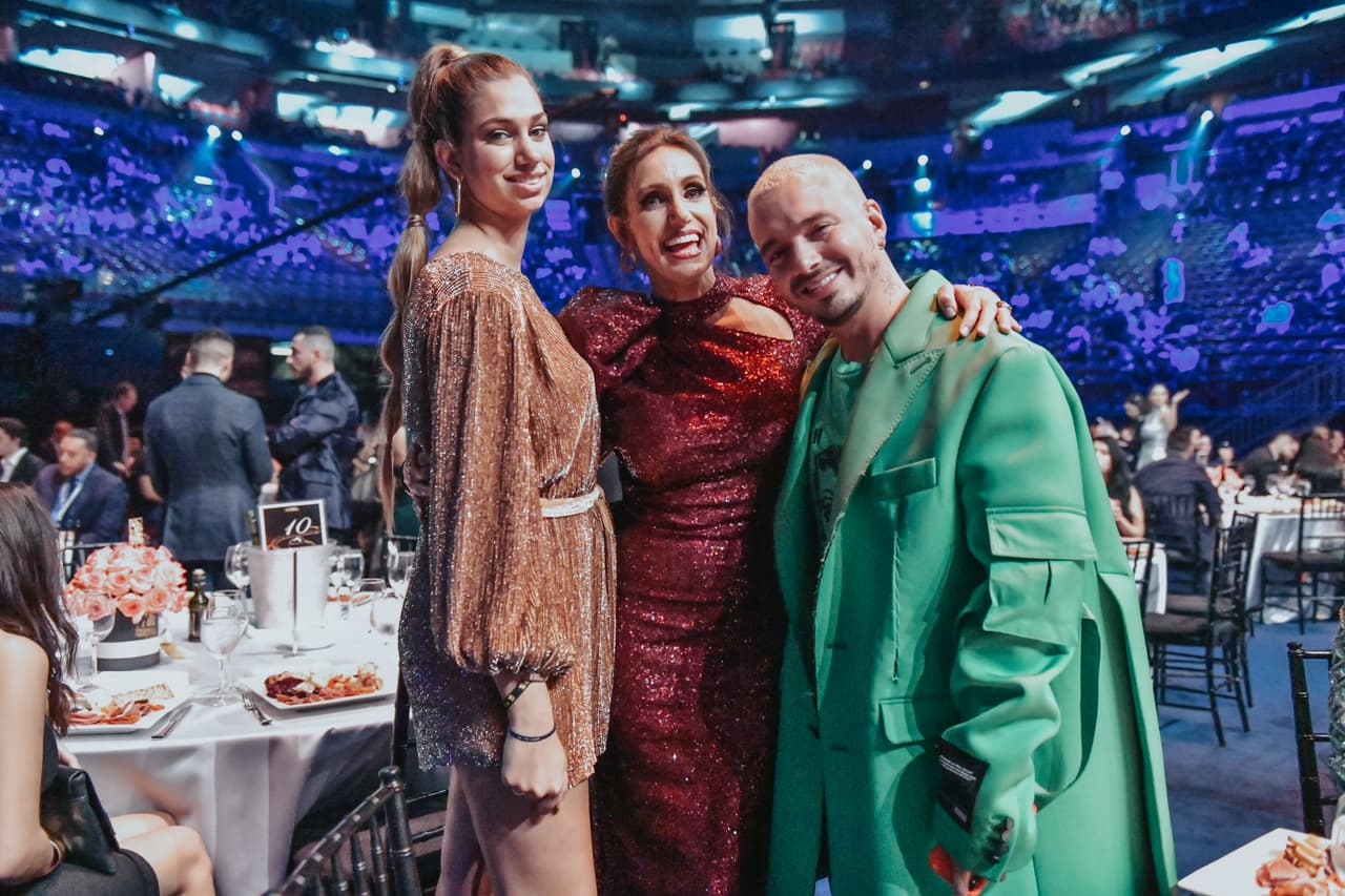 Lili y Lina pudieron platicar muy animadas con J Balvin, uno de los más nominados de la noche y quien dentro de sus premios se llevó el de 
<a href="https://www.univision.com/shows/premio-lo-nuestro/lista-de-ganadores-de-premio-lo-nuestro-2019-foto-a-foto-fotos" target="_blank">Artista Premio Lo Nuestro </a>por tercer año consecutivo.