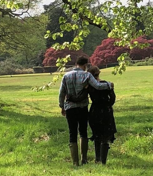 En esta foto, Eugenie - a quien su abuela, Isabel II, suele referirse como 'Ginny'- va abrazada con Jack, que es importador de tequila a Reino Unido, mientras pasean por los terrenos del castillo donde será su boda.