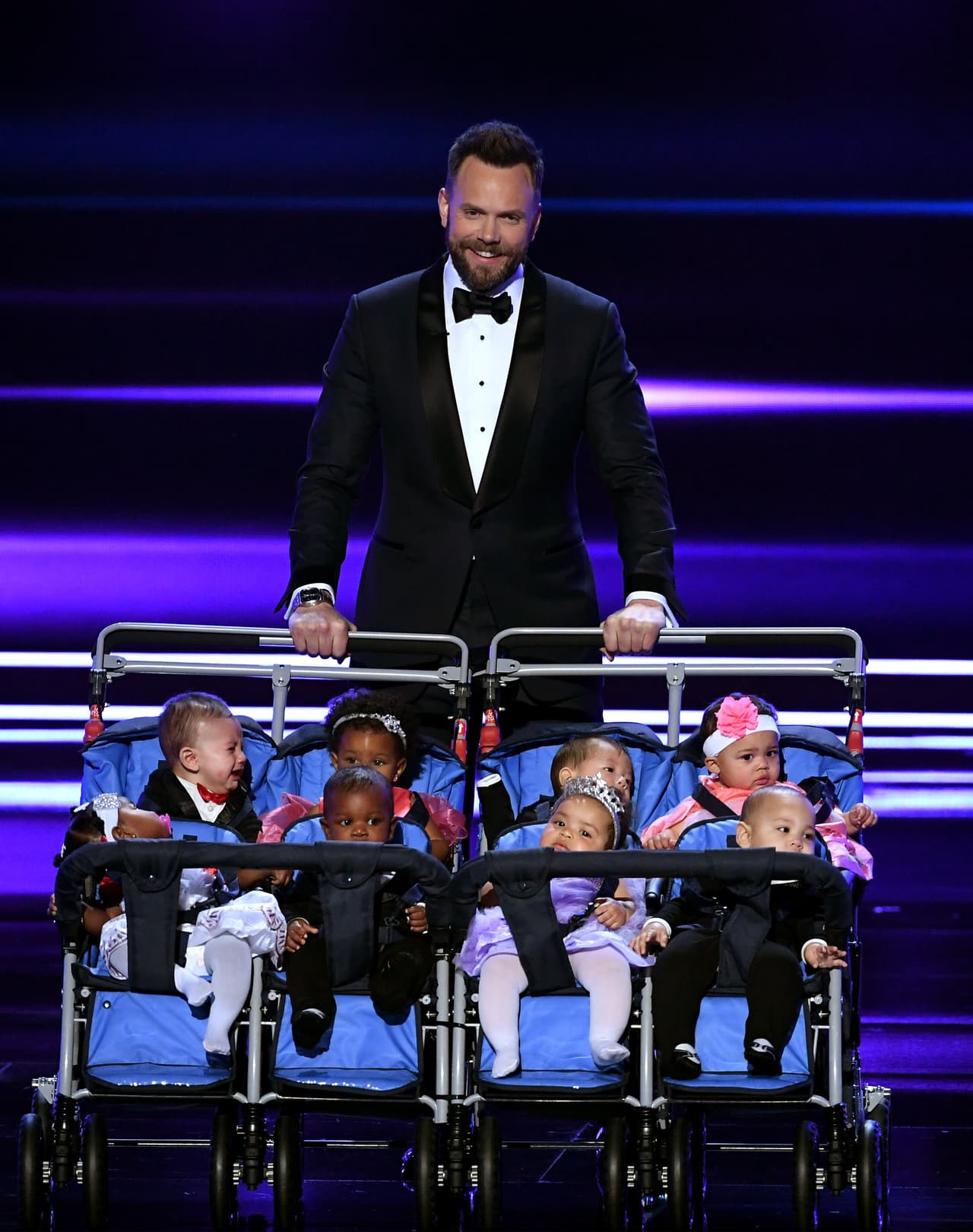 El actor de 'Community' quiso ser chistoso con varias bromitas sobre el escenario, como este grupo de nenes.