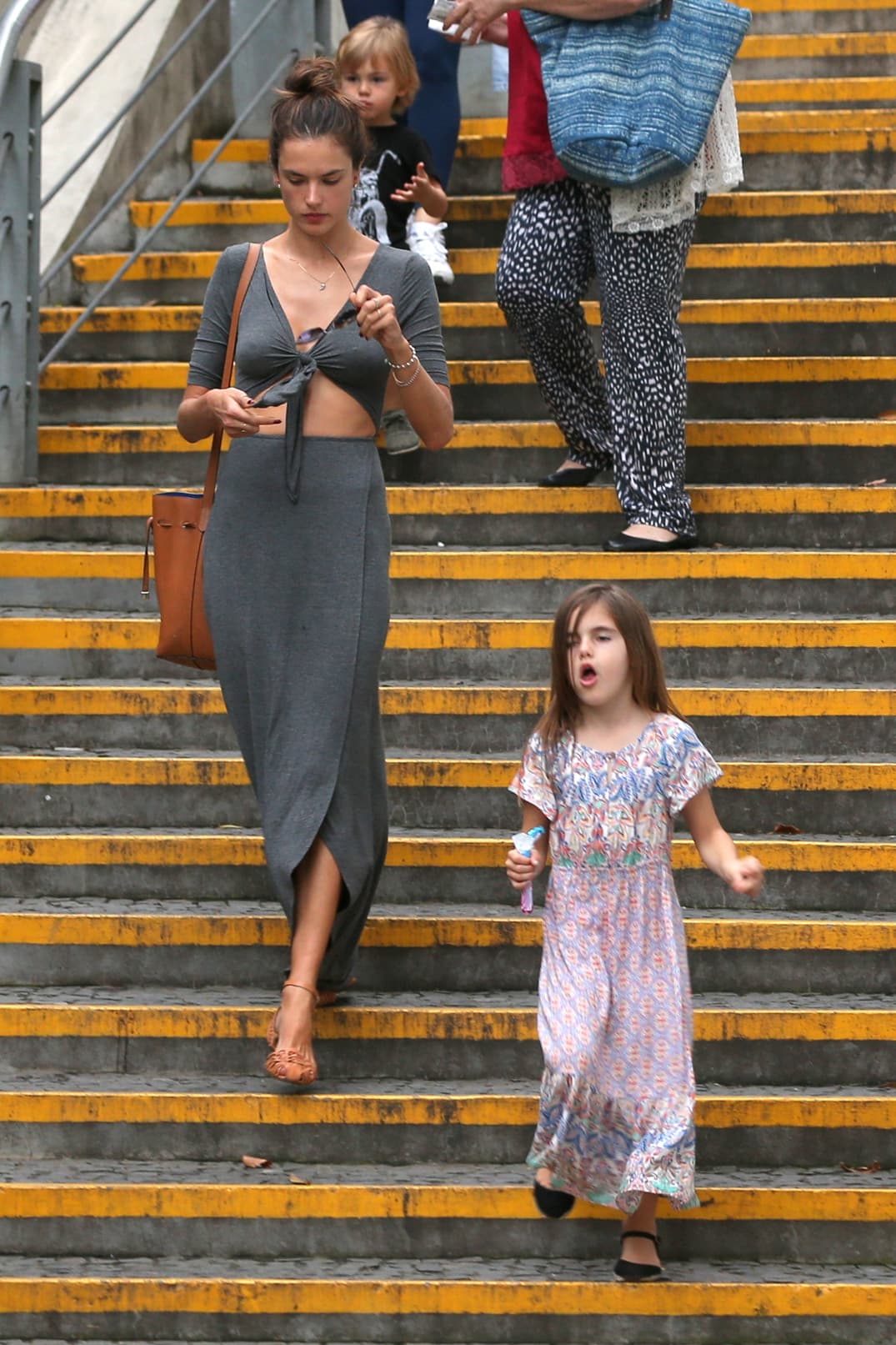 Anja cantando mientras turistea.