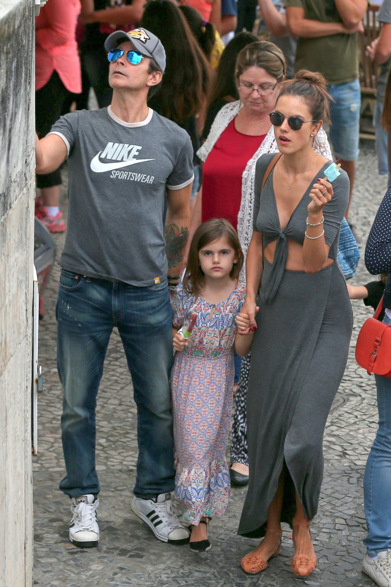 Ambrosio pausó por un momento sus ocupaciones laborales.