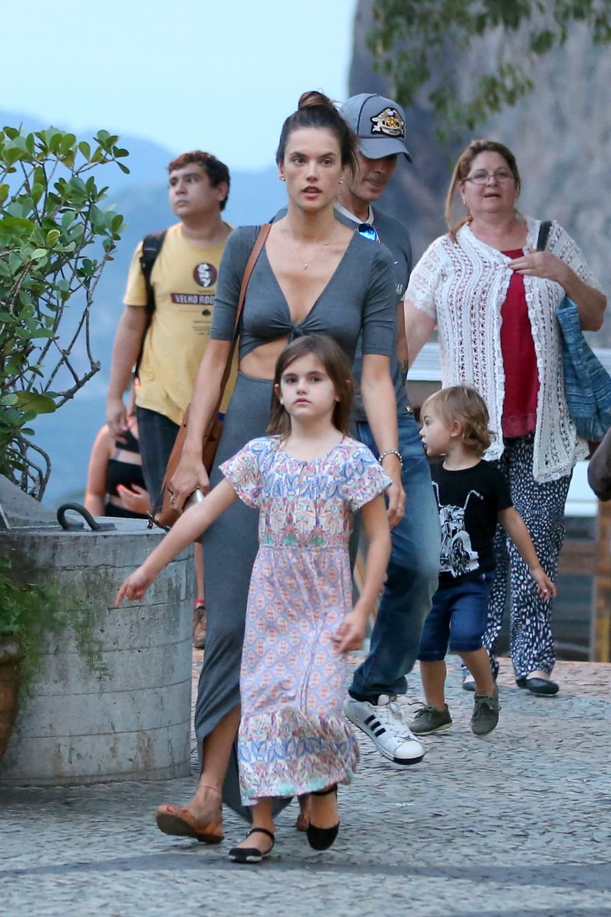 Mira más lindas fotos de Alessandra Ambrosio y sus pequeños.