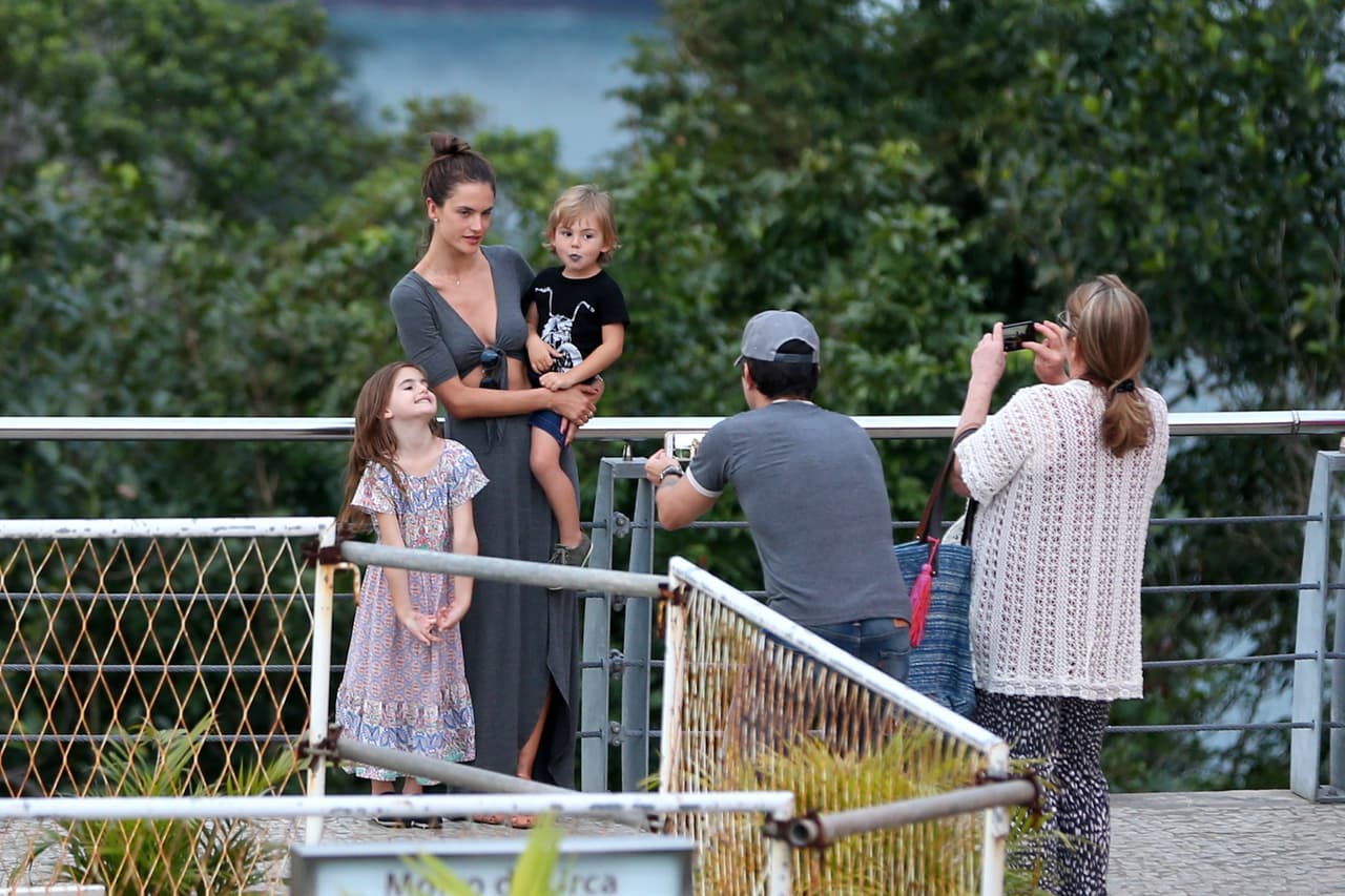 Ahorita se encuentra filmando una telenovela brasileña.