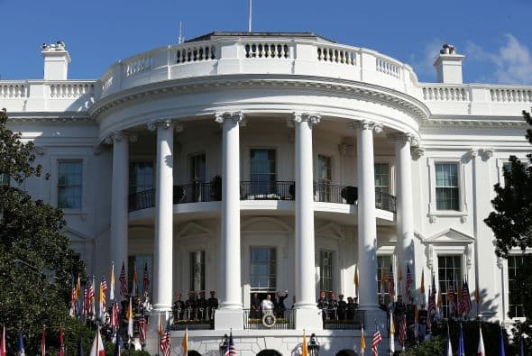 Barack y Michelle Obama en la terraza de la Casa Blanca con el líder de la iglesia católica.