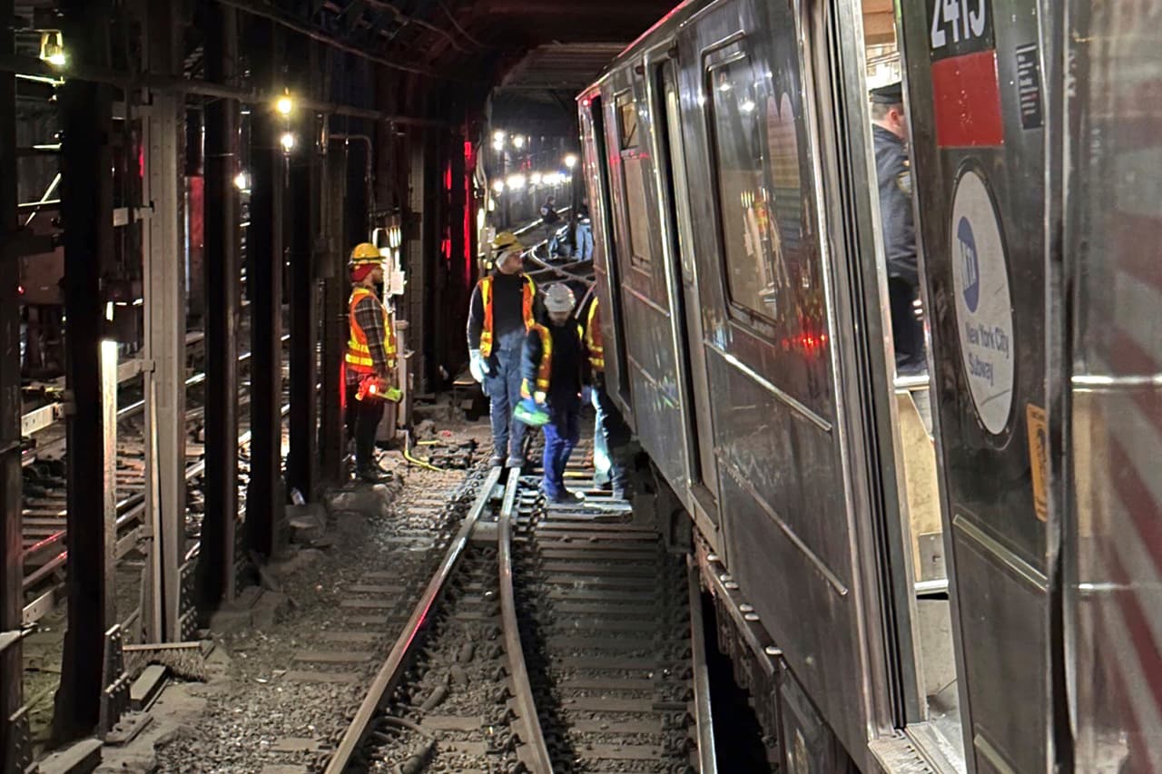 Trenes del metro chocan en Manhattan y causan descarrilamiento con decenas de heridos leves