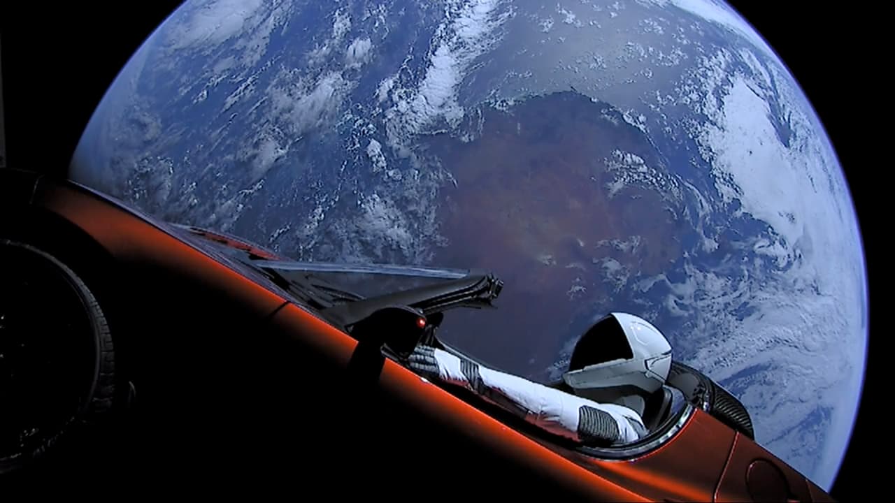 En Febrero 6 del 2018, SpaceX usó su enorme cohete Falcon Heavy para poner en orbita alrededor del sol el Tesla Roadster rojo-cereza de Elon.
