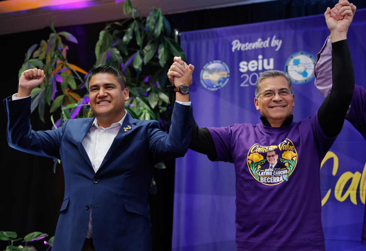 Xavier Becerra, a la derecha, participa junto a Randy Villegas, candidato demócrata al Congreso por el Distrito 22 de California, en un mitin celebrado el jueves 22 de octubre de 2026 en Bakersfield.
<br>