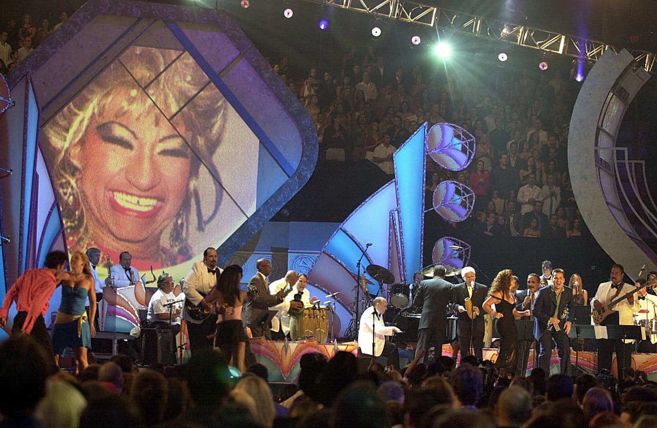 <h2><b>2003, HOMENAJE A CELIA.-</b></h2>
<b> </b>La Reina de la Salsa murió el 16 de julio de 2003, y dos meses más tarde en la edición de Latin GRAMMY, diversos artistas como Gloria Estefan, Willie Colon, Andy García, Olga Tañón, Luis Enrique y otros, se unieron para rendirle tributo a una de las grandes de la música en el mundo, con mucho "¡Azucar!".
