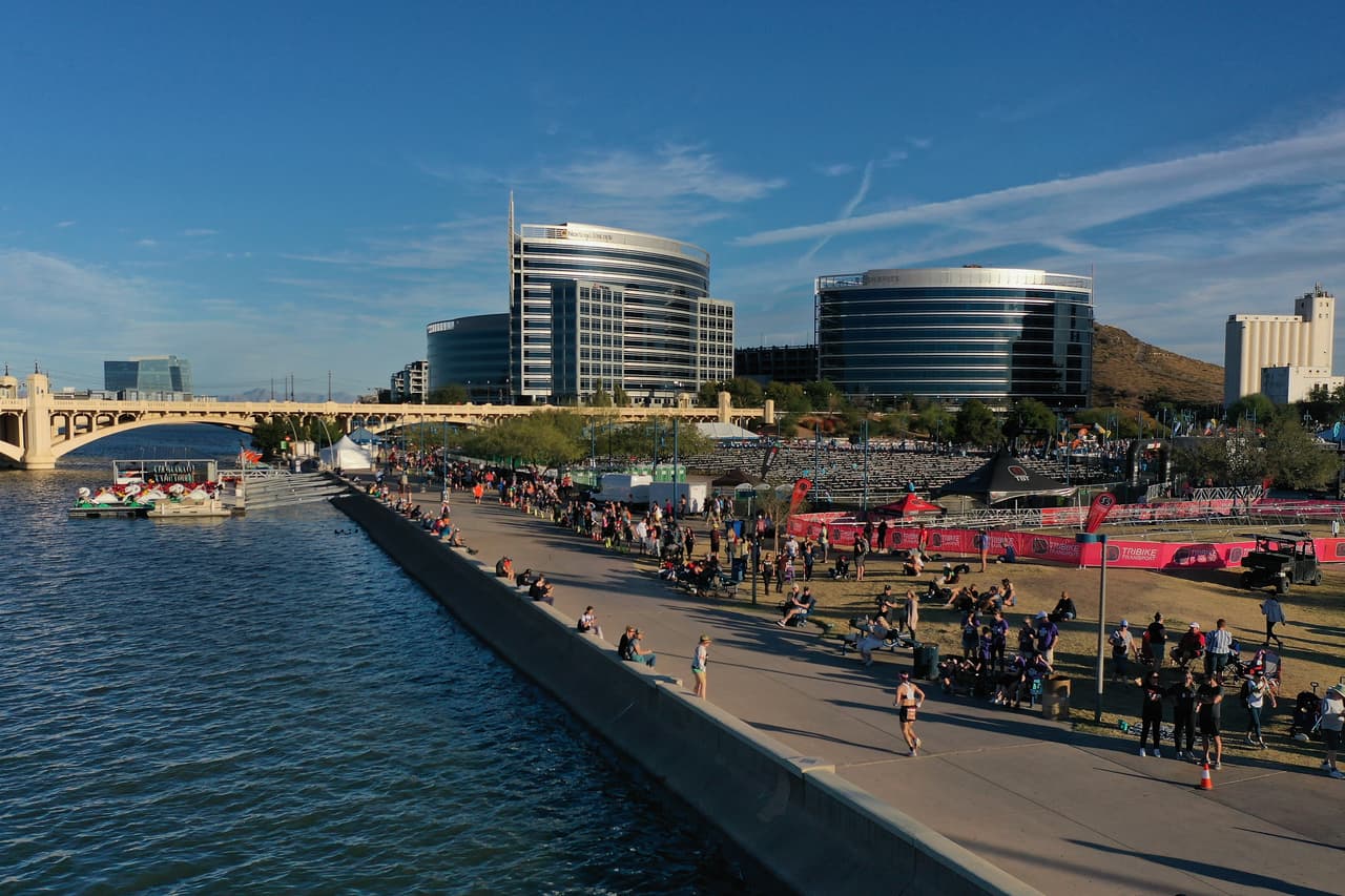 <b>Tempe Town Lake</b> es un lago artificial ideal para explorarlo en kayak, un bote a pedales, una tabla de remo o simplemente dejarse llevar en un bote eléctrico. También se puede pescar trucha, lubina, bagre y pez luna.