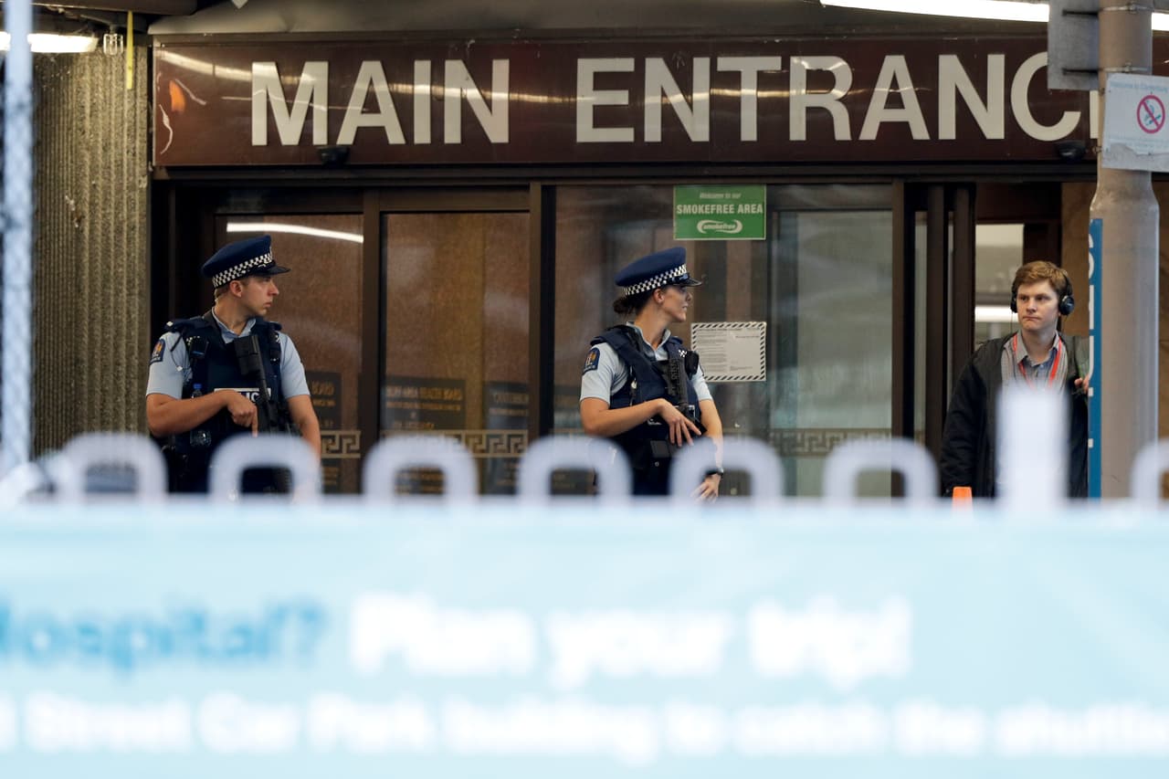 Un manifiesto, explosivos y un nombre en español: lo que se sabe del atentado terrorista que dejó 49 muertos en Nueva Zelanda