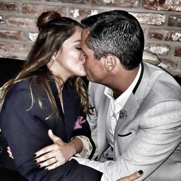 Desde que lo hicieron oficial su relación, 
<b><a href="http://www.univision.com/temas/sherlyn-gonzalez">Sherlyn</a></b> y 
<b>Francisco Zea</b> no han dejado de gritar a los 4 vientos que están muy enamorados, por eso la actriz subió esta imagen a su cuenta de Instagram: "Después de todo lo único que importa es que tu mirada me diga que me amas y te amo. Lo demás es simplemente el ruido de las hojas al caer... @zeapaco".