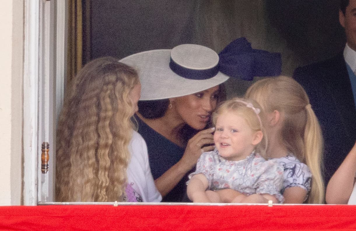 De acuerdo con información de la revista Elle, la pamela asimétrica es de la firma Stephen Jones y cuesta
<b> 1,690 dólares.</b>
<br>