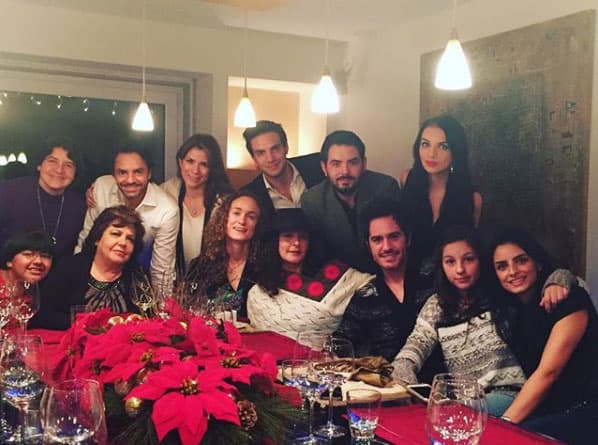 Esta fotografía fue de la Navidad del 2016, donde se puede apreciar que 
<b>Bárbara</b> convive con la familia de 
<b><a href="https://www.univision.com/entretenimiento/consideran-a-eugenio-derbez-como-el-mayor-influencer-de-mexico-por-segundo-ano-consecutivo">Eugenio Derbez, como su esposa Alessandra Rosaldo</a></b>, 
<b><a href="https://www.univision.com/entretenimiento/mira-a-aislinn-derbez-ejercitarse-durante-su-embarazo-fotos">Aislinn, Mauricio Ochmann</a></b> y otros miembros.