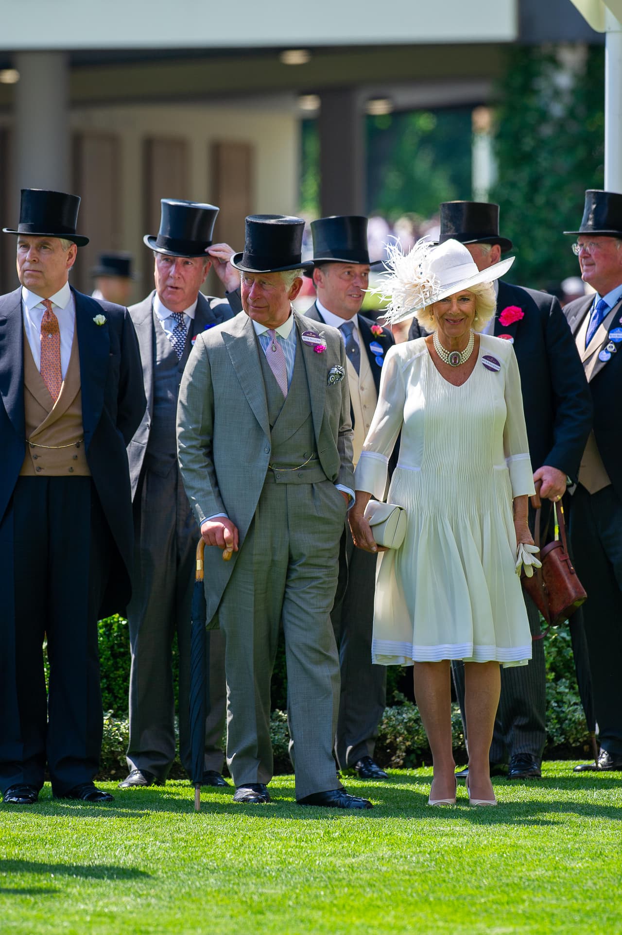 En marzo pasado, el príncipe Carlos celebró el 50 aniversario de su nombramiento como príncipe de Gales, y de acuerdo con fuentes consultadas por 
<b><a href="https://www.thedailybeast.com/the-royal-family-tries-to-hide-its-hostilities-for-prince-charles-big-party?ref=author">Daily Beast</a></b>, el exmarido de lady Diana no convocó a sus hermanos, los príncipes Andrew y Edward al evento.
<br>