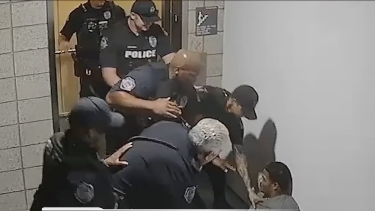 Suspenden a 4 policías en Arizona tras revelarse un video en el que golpean a puñetazos a un hombre