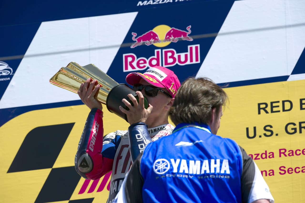 Otro español que sufrió la confusión de himnos fue Jorge Lorenzo en su triunfo en Laguna Seca (Estados Unidos) en el Mundial de Moto GP, aunque en su caso tuvo que celebrar con el himno de Italia de fondo.