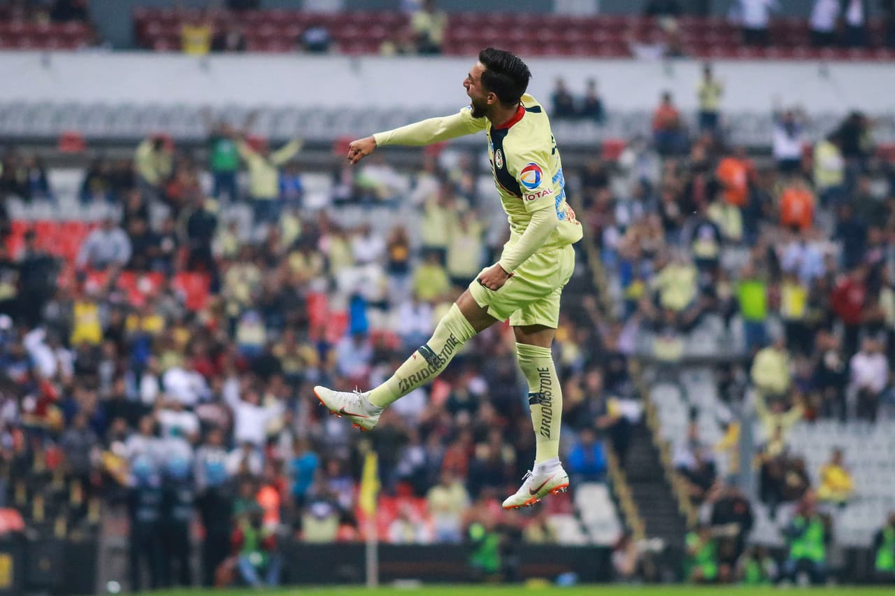 Algunos aficionados estaban todavía saliendo de los túneles a las gradas y acomodándose en sus asientos cuando América marcó el primer gol del partido, en una jugada a balón parado.