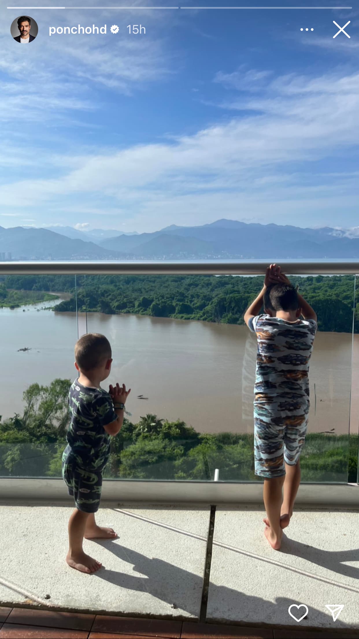 Mientras sus ex compañeros daban el show, el actor decidió rodearse de la mejor compañía: sus hijos, tal como lo expuso con estas fotos en su cuenta de Instagram.
<br>