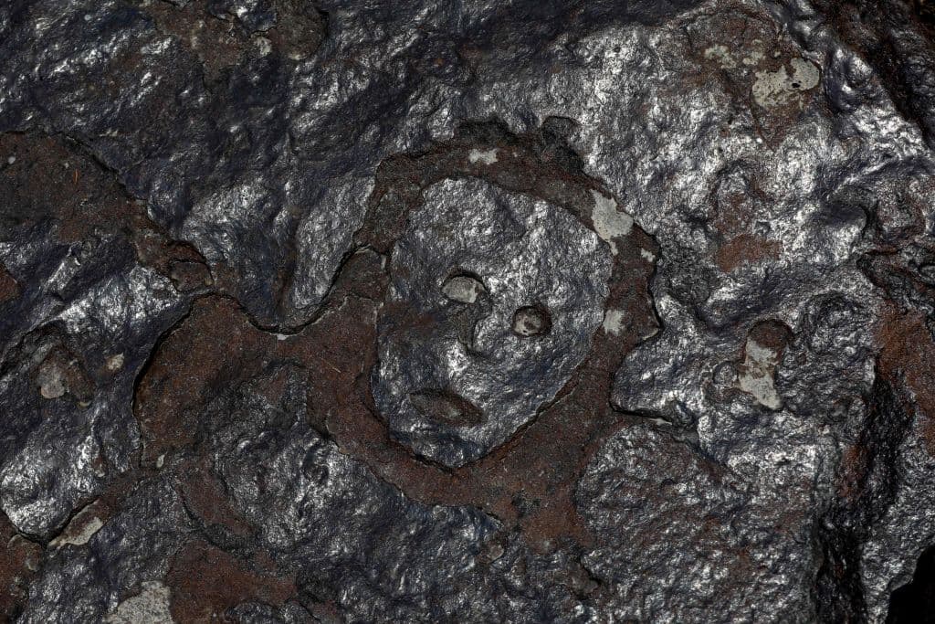 Antiguos grabados rupestres que reaparecieron en la región del Sitio Arqueológico de Lajes debido a la grave sequía que afecta a los ríos de la región el 21 de octubre de 2023.