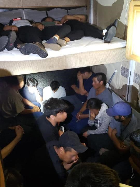 El conductor, un ciudadano estadounidense, enfrenta cargos criminales. En el operativo la Patrulla Fronteriza trabajó con oficiales del sheriff del condado Santa Cruz.