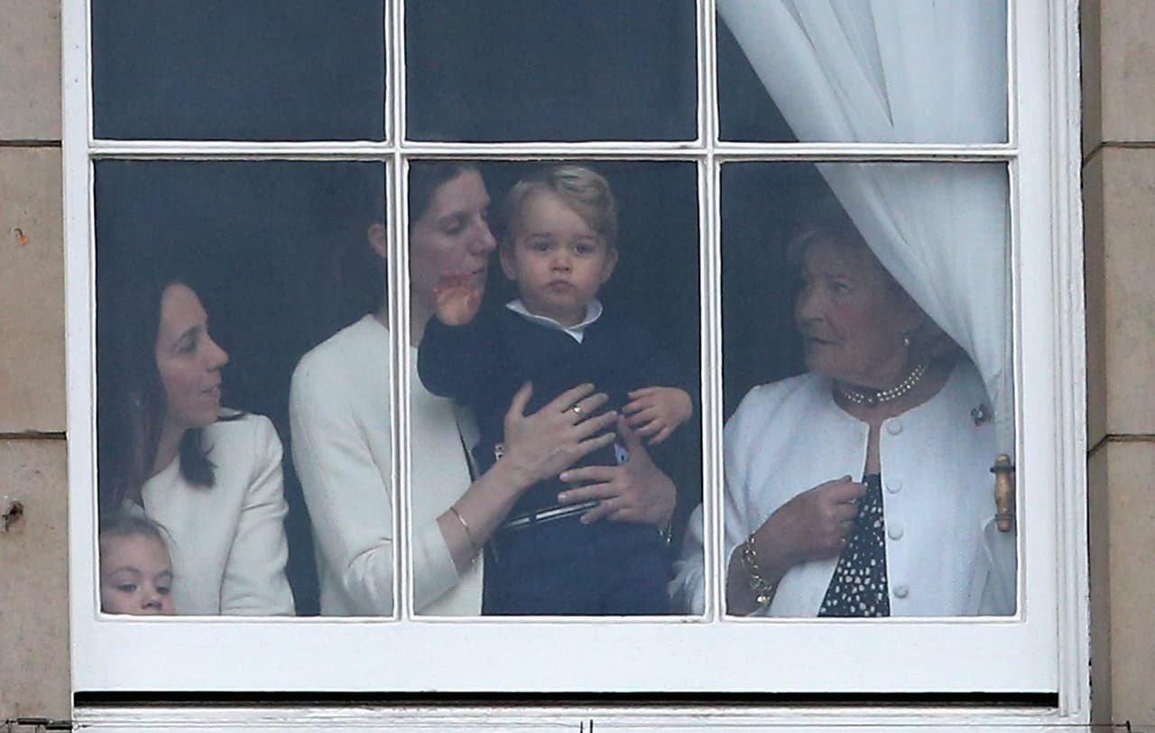 El Príncipe George Alexander Louis feliz desde la ventana.