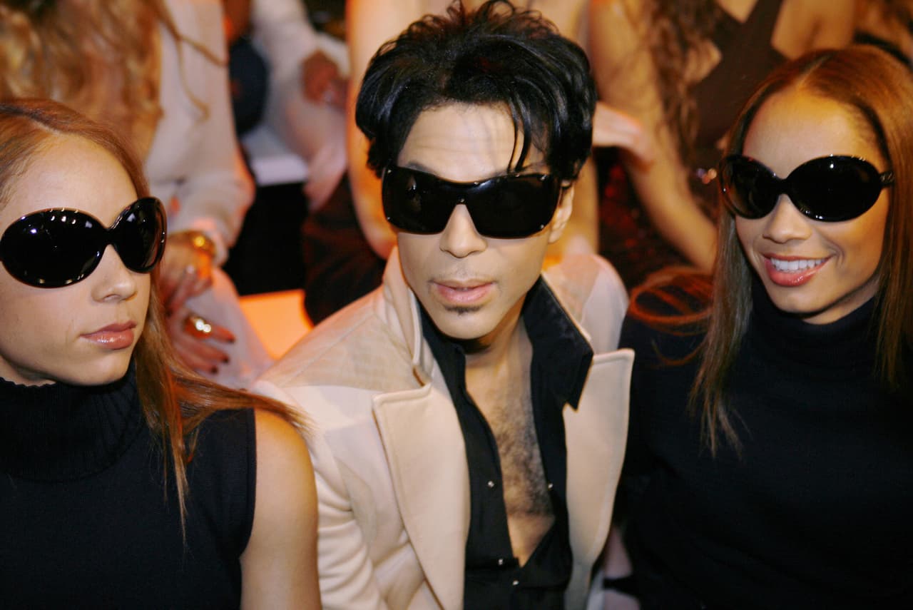 Pero hubo otro escándalo con los derechos de la música del cantante, ya que
<b><a href="http://www.tmz.com/2016/11/15/prince-lawsuit-tidal-streaming-jay-z/"> la familia demandó a Jay Z y Tidal a</a></b>rgumentando que Prince solamente les había dado permiso para subir sus últimos dos discos, no el resto de su discografía. La demanda no fue resuelta en público, pero al menos ya liberaron la música a otros servicios.