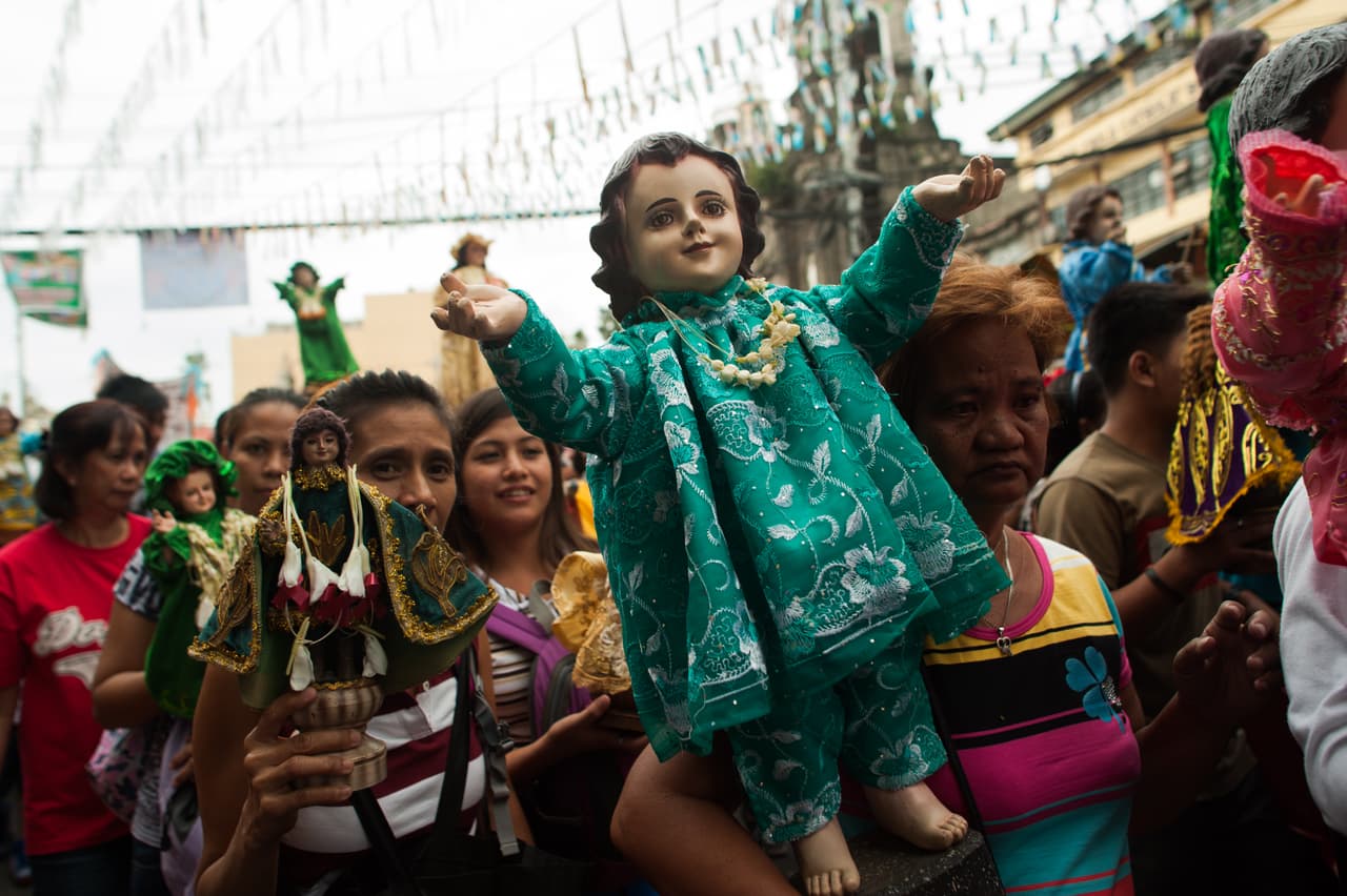Al poco tiempo, los niños regresaban a sus casas con una historia extraña: Un joven niño visitaba y alimentaba a los prisioneros que no tenían niños jóvenes que les llevaran cosas qué comer. Ninguno de los niños sabía quién era.