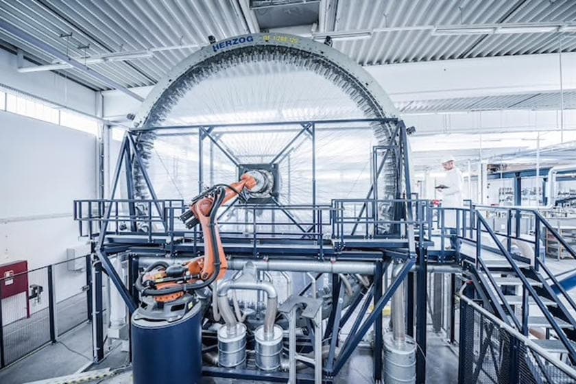 <b><u>Ruedas de Fibra de Carbono – Porsche</u></b>
<br>A diferencia de las ruedas de fibra de carbono ‘comunes’, Porsche emplea 200 piezas de fibra de carbono para cada una de las ruedas empleando una maquina de 30 pies de alto especialmente diseñada para esta función. Estas cuestan un adicional de
<b>$18,000</b>.