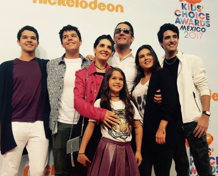 Las princesas del hogar son Romina Poza, hija de la actriz y Jorge Poza, y Julia Santamarina quien nació del amor entre 
<b><a href="http://www.univision.com/temas/mayrin-villanueva">Mayrín</a></b> y Eduardo.