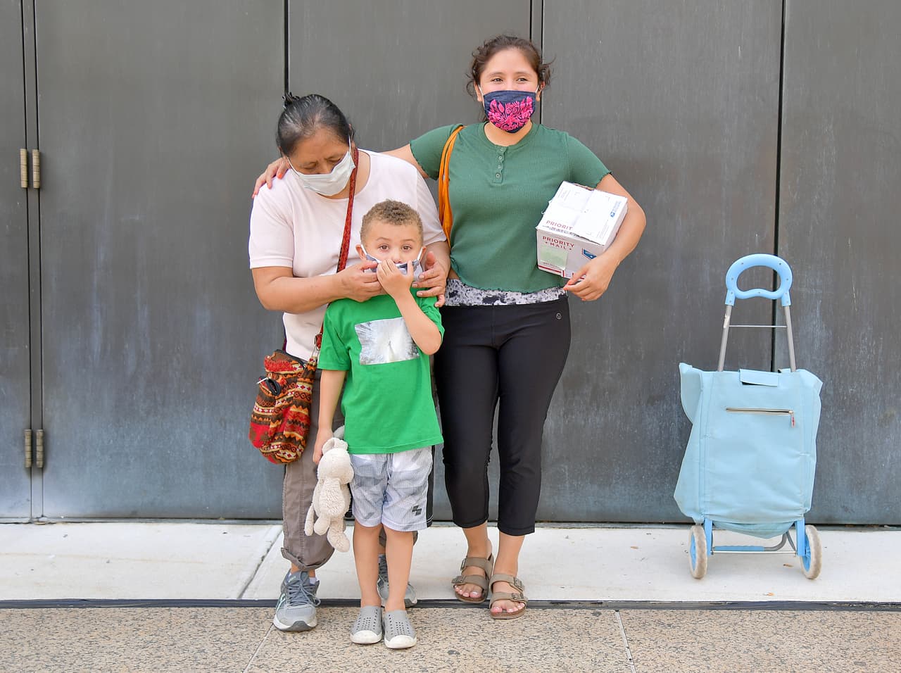 <b>Las mujeres, las más golpeadas |</b> "La pandemia ha tenido un impacto severo en las mujeres, los negros, los afrodescendientes, los indígenas y las comunidades que históricamente han sido marginadas y oprimidas en el mundo", dice el reporte.
<br>
<br>Dentro de esos grupos, las mujeres están en mayor riesgo de perder sus trabajos que los hombres. En la foto, María y su familia buscan ayuda alimenticia en un banco de comida en la ciudad de Nueva York.