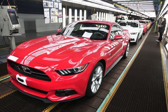 Ford inició la producción de la nueva generación del Mustang en la planta de Flat Rock, en el Estado de Michigan, Estados Unidos, este vehículo se comercializará en 120 países. Ford indicó que el inicio de la fabricación de la sexta generación de este vehículo representa un hito para la compañía y explicó que este auto se producirá también con volante a la derecha, lo que permitirá su venta en 25 mercados adicionales. En cuanto a precios, el Mustang 2015 se comercializará desde los $24,425 y hasta los $42,425 con tres diferentes motorizaciones. La versión base utilizará el V6 de 304 caballos de fuerza, pasando por el EcoBoost de cuatro cilindros con 314 para tener como tope de gama al GT con el motor V8 de 5.0 litros con 441 caballos de fuerza.