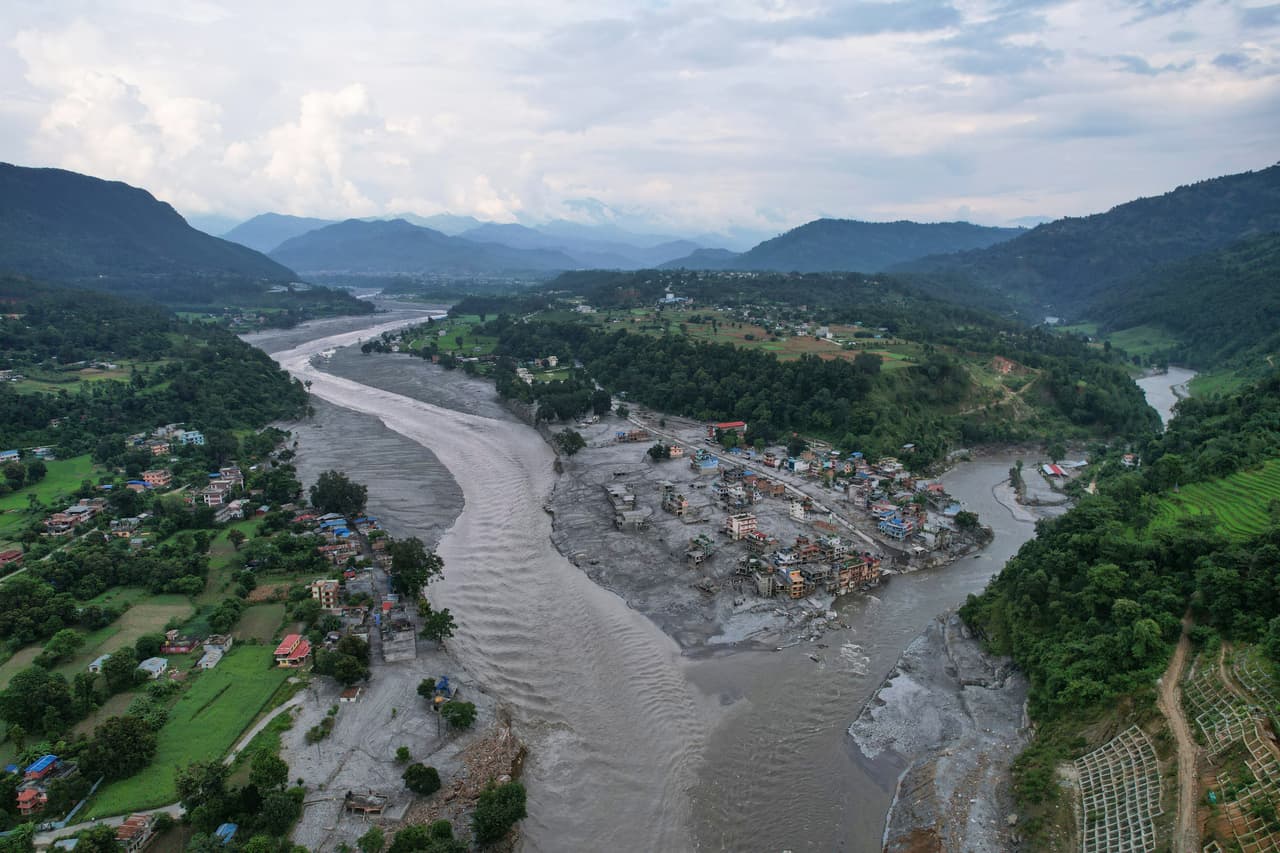Vista aérea con dron de las consecuencias de las inundaciones repentinas en la confluencia de los ríos Trishuli y Tadi, en la zona de Devighat del distrito de Nuwakot, Nepal, el sábado 29 de agosto de 2026.