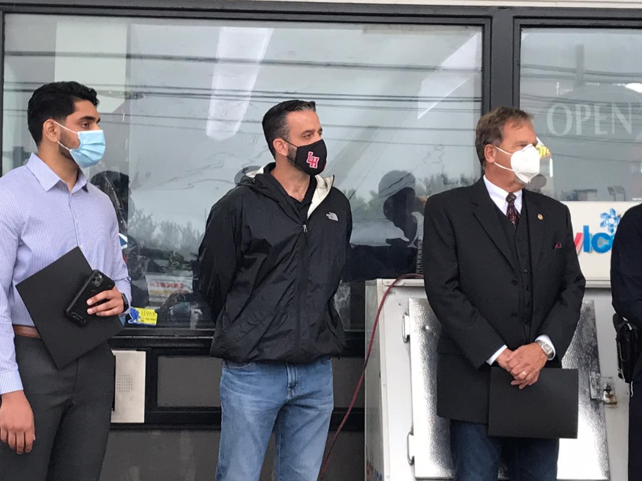 Algunos dueños de empresas estuvieron presentes durante la reunión de la policía.
<br>