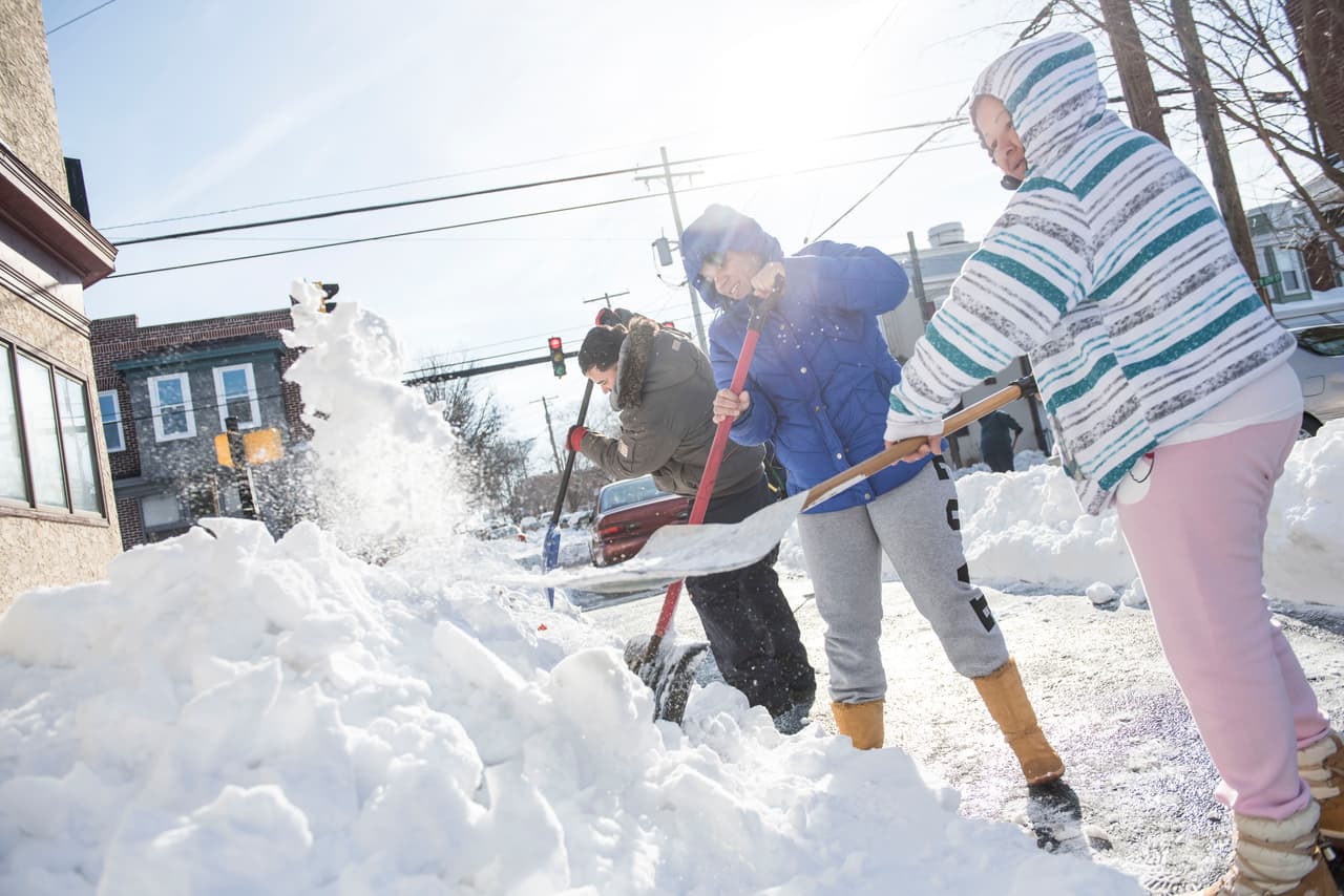 No te apures. Tratar de levantar pequeñas cantidades de nieve cada vez, es mejor que tratar de terminar antes.