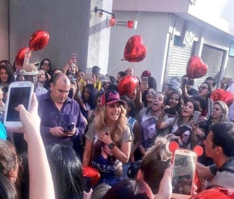 Sin embargo, 'La novia de América' ha enfrentado golpes duros para su carrera -como en 2003 cuando se protagonizó un "divorcio" con la prensa- al defender a uno de sus escoltas que les apuntó con una pistola ó en 2014, cuando publicaron fotos de ella practicando la cacería de animales salvajes.