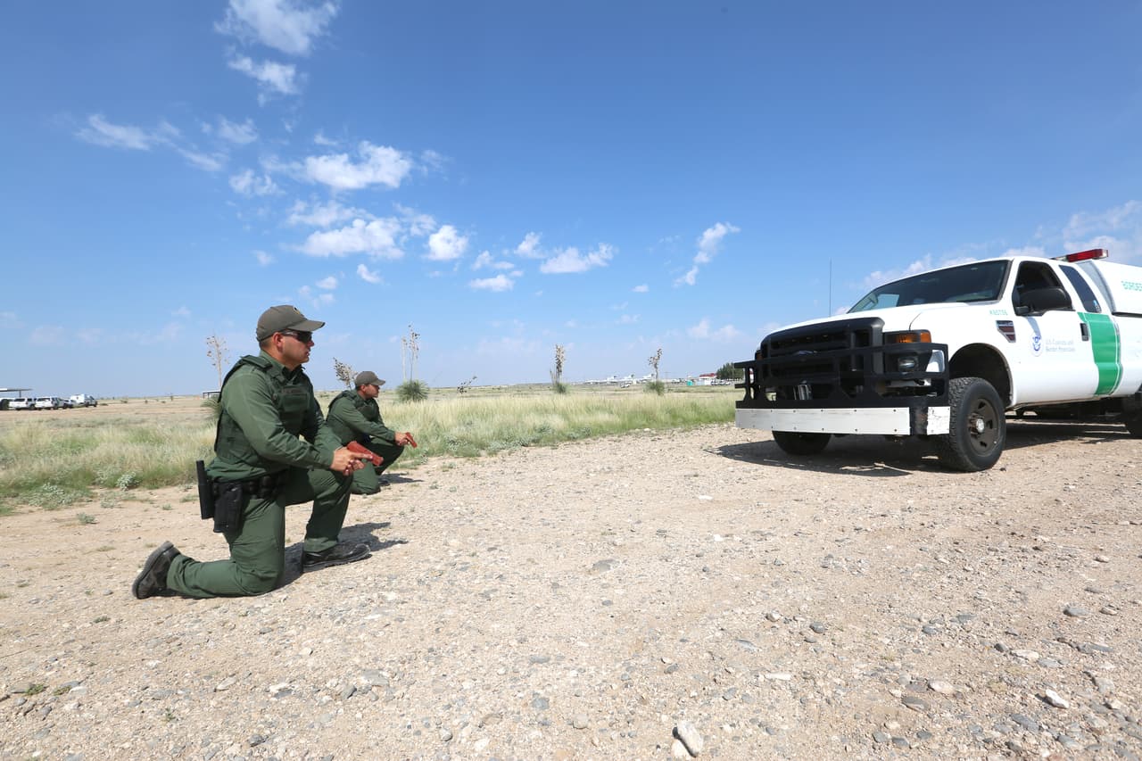 <b>Pruebas en medio del desierto. </b>La Academia de Patrulla Fronteriza se encuentra en Artesia, Nuevo México, en una zona árida y despoblada donde el principal motor económico es este centro de formación y también la industria petrolera. El aeropuerto más cercano es en Roswell, conocido sobre todo por los supuestos avistamientos de Ovnis.
