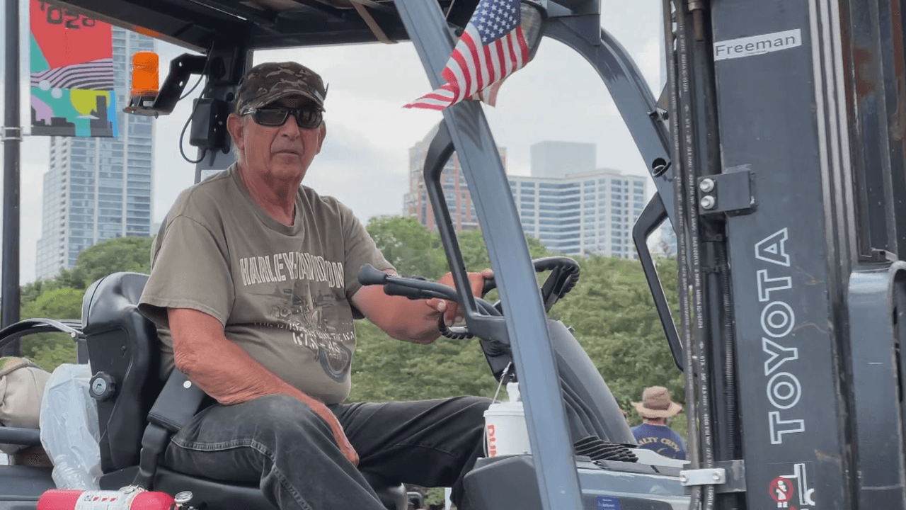 Trabajadores realizan labores para retirar estructuras de Nascar.