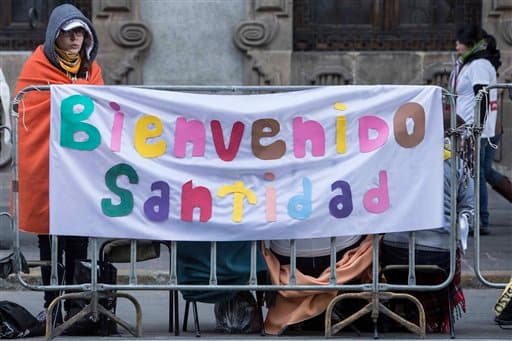 Un cártel colocado en las afueras del Palacio Nacional en la Ciudad de México.