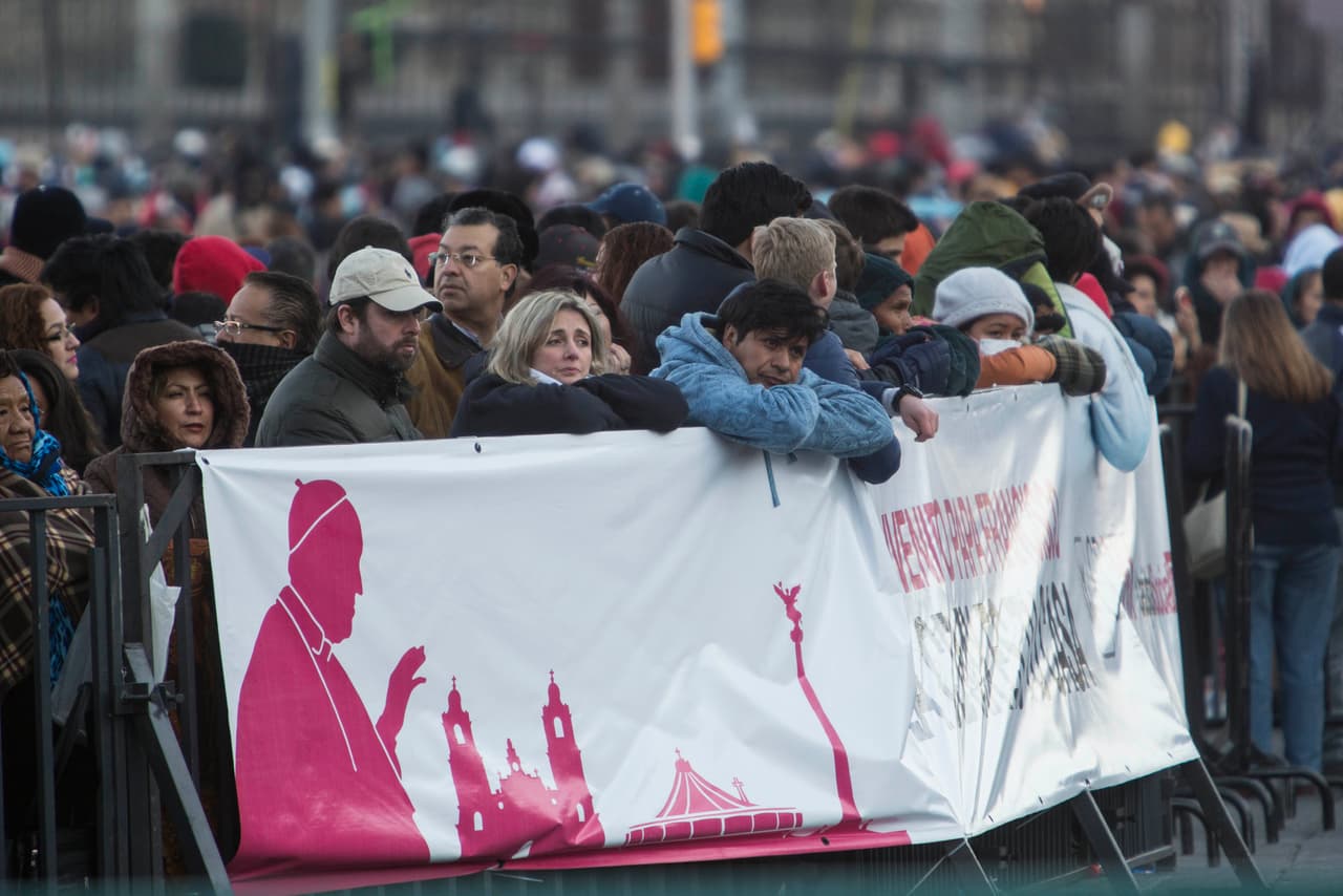 Cientos de personas lo esperaban desde muy temprano en el zócalo de la Ciudad de México.